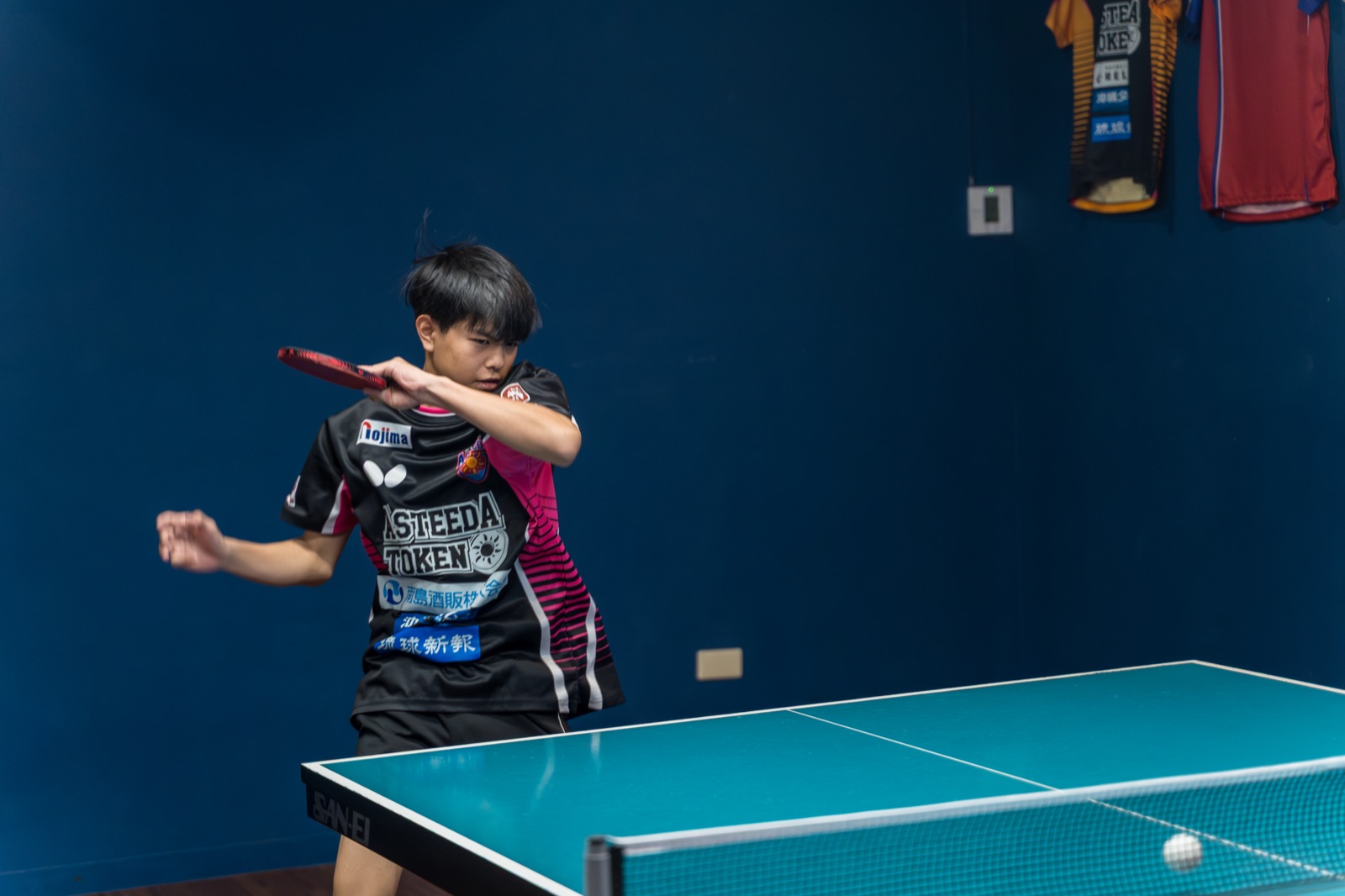 ジュニア強化クラス — ユニフォーム姿の選手が実戦的なスイングをしている様子